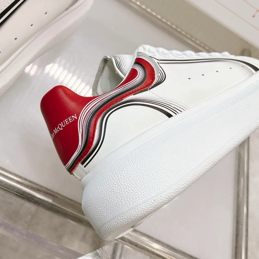 👟👟Ex-factory price 440👟👟 Men's size +10 (high version + 60 men's size plus 10) The latest addition to the counter is the top high-end version of Alexander McQueen·Alexander McQueen 2023 new wide sports shoes, white shoes and casual shoes👟New colors! The rear tail is really unique and pretty, I love it at first sight! 😍Top version! 👍🏻I won’t introduce too much about the style of this shoe. It will never go out of style year after year in spring, summer, autumn and winter. It is a super versatile style and has always been in hot demand. 🔸Upper: original custom-made latest silk cowhide 🔸Inner lining: cowhide foot pads + top-grade highly breathable mesh ��Outsole: the latest original open mold one-to-one precision mold PU vacuum outsole 🔸Female model 34-41 (customized at 34.40.41) 🔸Men's model 38-45 (customized at 38 45)